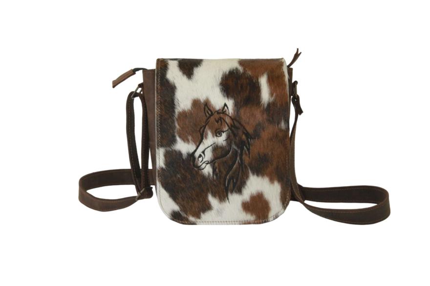 embroidery_fur_leather_horse_2_1.jpg